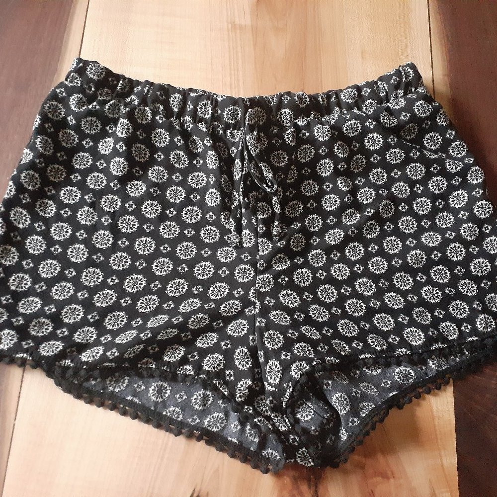 Juniors size large lightweight black and cream pattern shorts